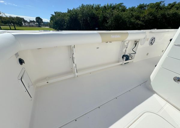 Everglades 325-CENTER-CONSOLE image