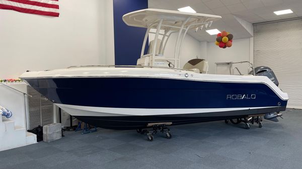 Robalo R222 Explorer