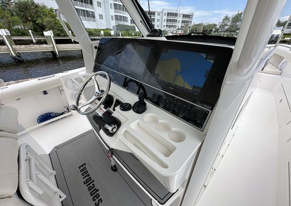 Everglades 435 Center Console image