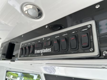 Everglades 435 Center Console image