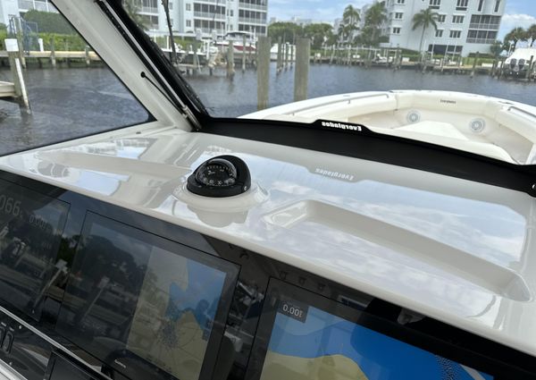 Everglades 435 Center Console image