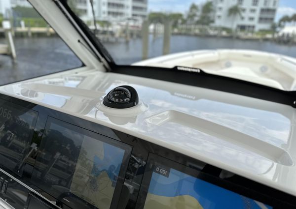 Everglades 435 Center Console image