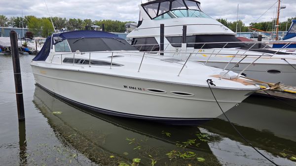 Sea Ray 390 Express Cruiser 