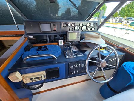 Sea Ray 390 Express Cruiser image