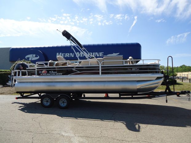 2019 Sun Tracker Fishin' Barge 22 DLX Fairfield, Ohio - Hern Marine