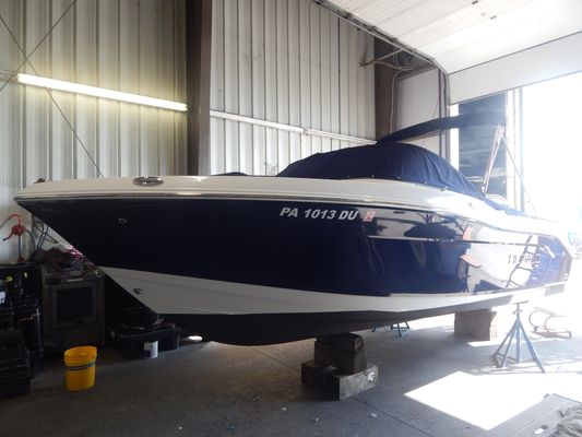 Robalo R207 Dual Console - main image