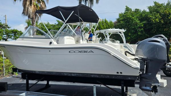 Cobia 220 Dual Console 