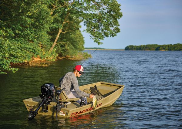 Tracker Grizzly 1036 Utility image