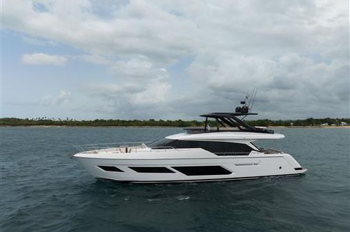 Ferretti Yachts 720 