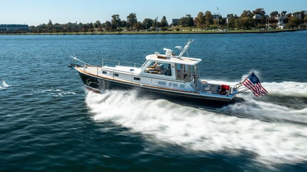 Grand Banks Eastbay 38 HX