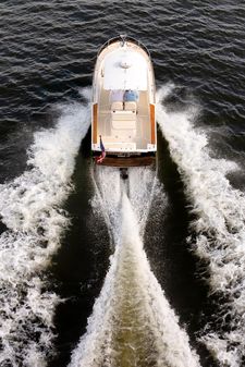 Hunt Yachts 25 CC image