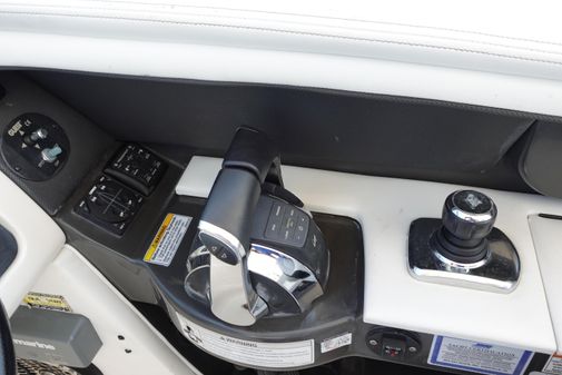 Sea Ray 350 SLX image