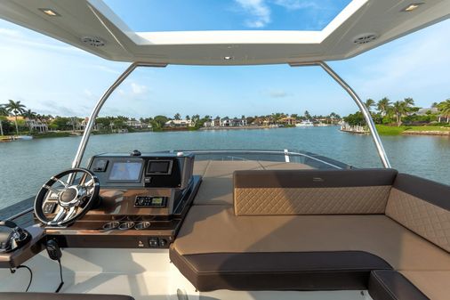 Galeon 500 Fly image