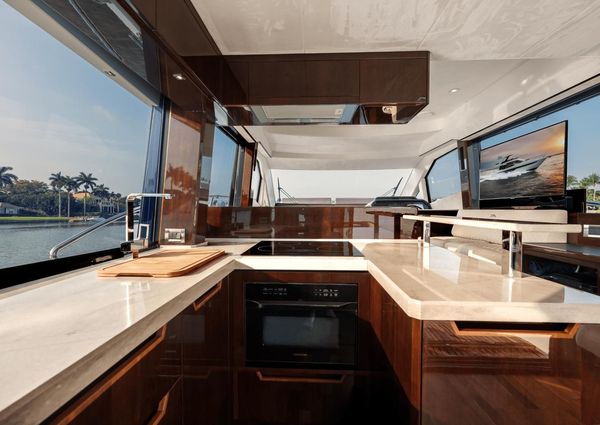 Galeon 500 Fly image