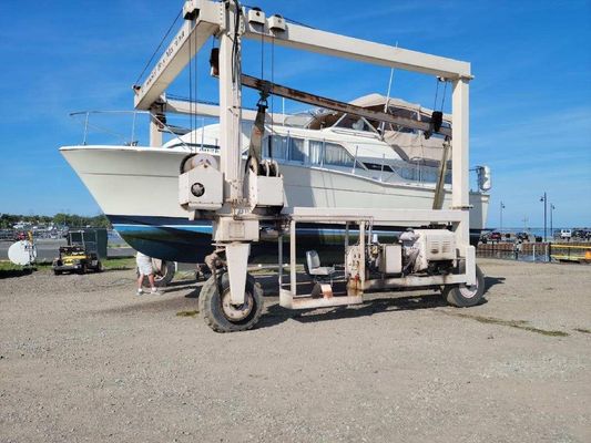 Chris-Craft Catalina 35 - main image