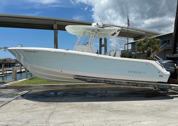 Robalo R300-CENTER-CONSOLE image