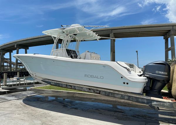 Robalo R300-CENTER-CONSOLE image