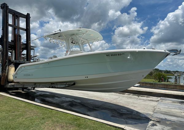 Robalo R300-CENTER-CONSOLE image