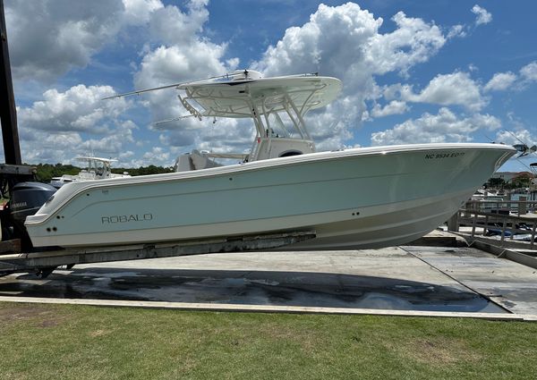 Robalo R300-CENTER-CONSOLE image