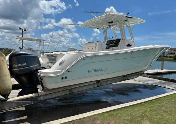 Robalo R300-CENTER-CONSOLE image