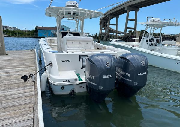 Robalo R300-CENTER-CONSOLE image