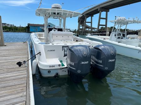 Robalo R300-CENTER-CONSOLE image