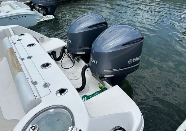 Robalo R300-CENTER-CONSOLE image