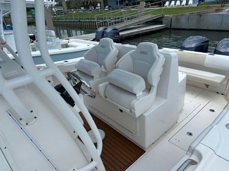 Robalo R300-CENTER-CONSOLE image