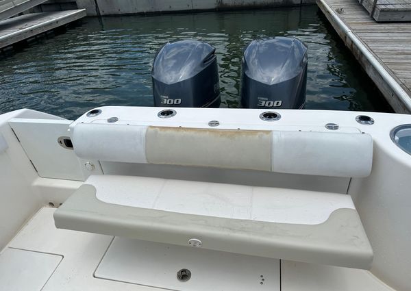 Robalo R300-CENTER-CONSOLE image