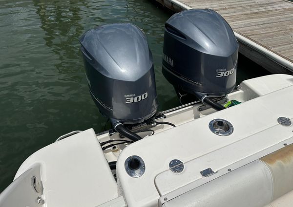 Robalo R300-CENTER-CONSOLE image