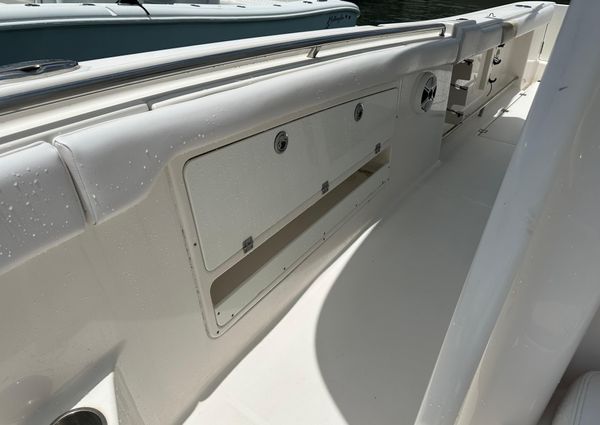 Robalo R300-CENTER-CONSOLE image