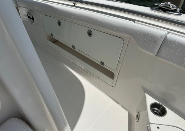 Robalo R300-CENTER-CONSOLE image