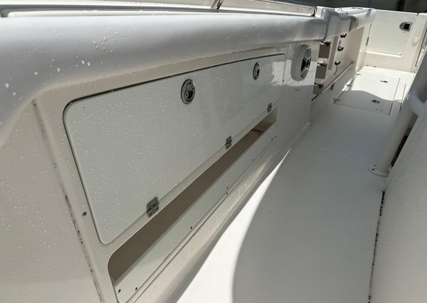 Robalo R300-CENTER-CONSOLE image