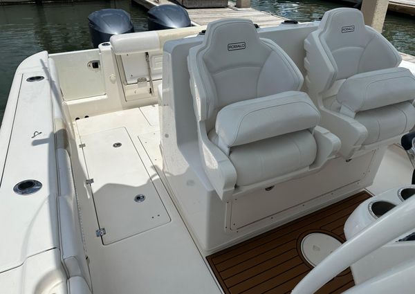 Robalo R300-CENTER-CONSOLE image