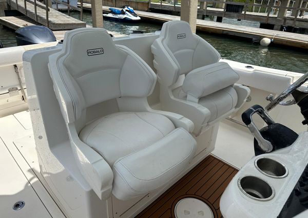 Robalo R300-CENTER-CONSOLE image