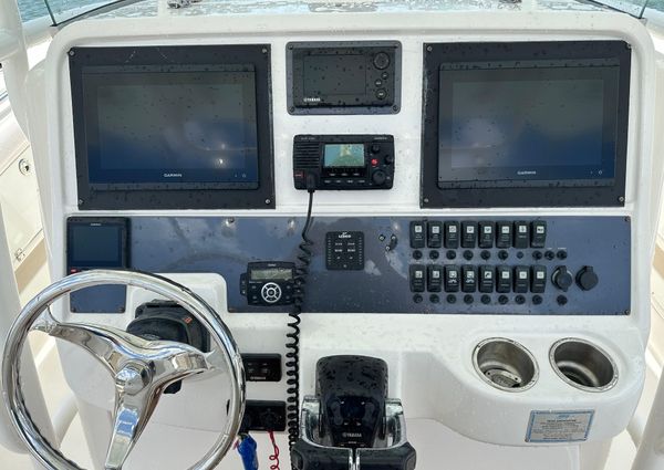 Robalo R300-CENTER-CONSOLE image