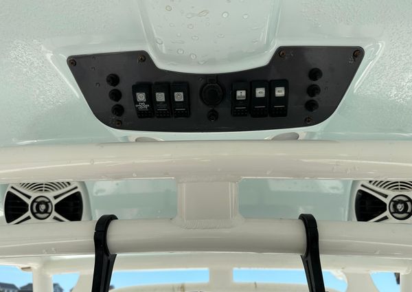 Robalo R300-CENTER-CONSOLE image