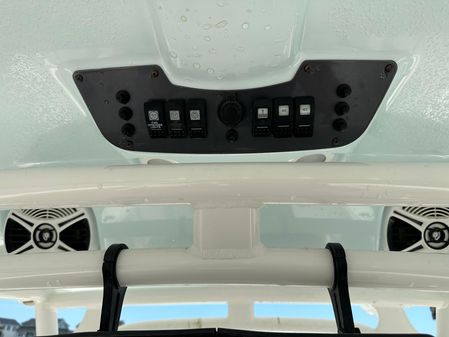 Robalo R300-CENTER-CONSOLE image