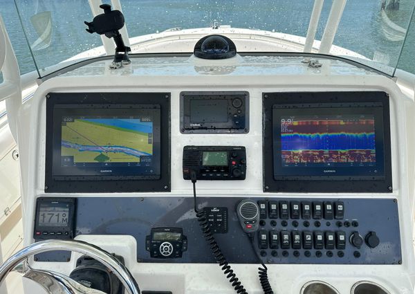 Robalo R300-CENTER-CONSOLE image