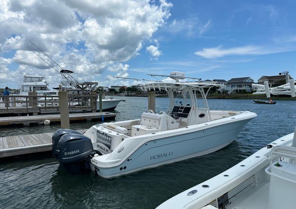 Robalo R300-CENTER-CONSOLE image