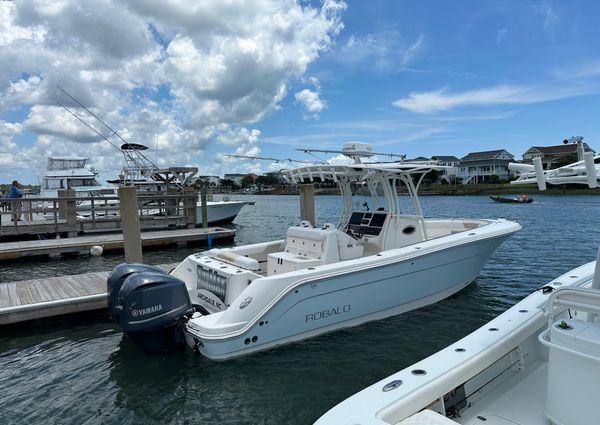 Robalo R300-CENTER-CONSOLE image