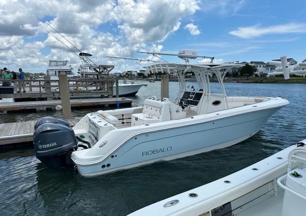 Robalo R300-CENTER-CONSOLE image