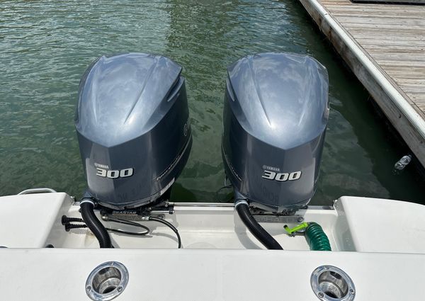 Robalo R300-CENTER-CONSOLE image