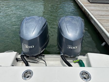 Robalo R300-CENTER-CONSOLE image