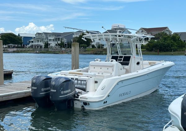 Robalo R300-CENTER-CONSOLE image