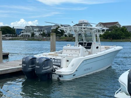 Robalo R300-CENTER-CONSOLE image