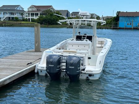 Robalo R300-CENTER-CONSOLE image