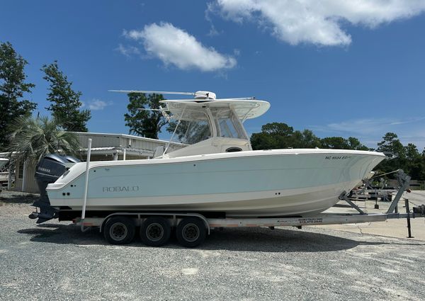 Robalo R300-CENTER-CONSOLE image