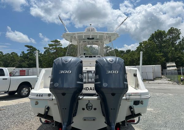 Robalo R300-CENTER-CONSOLE image