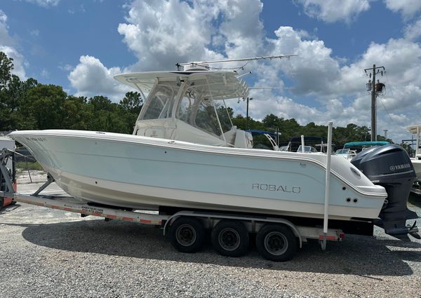 Robalo R300-CENTER-CONSOLE image